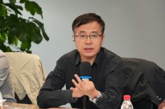 ”他的判断尺度很实正在：“AI虽然取代不了大夫
